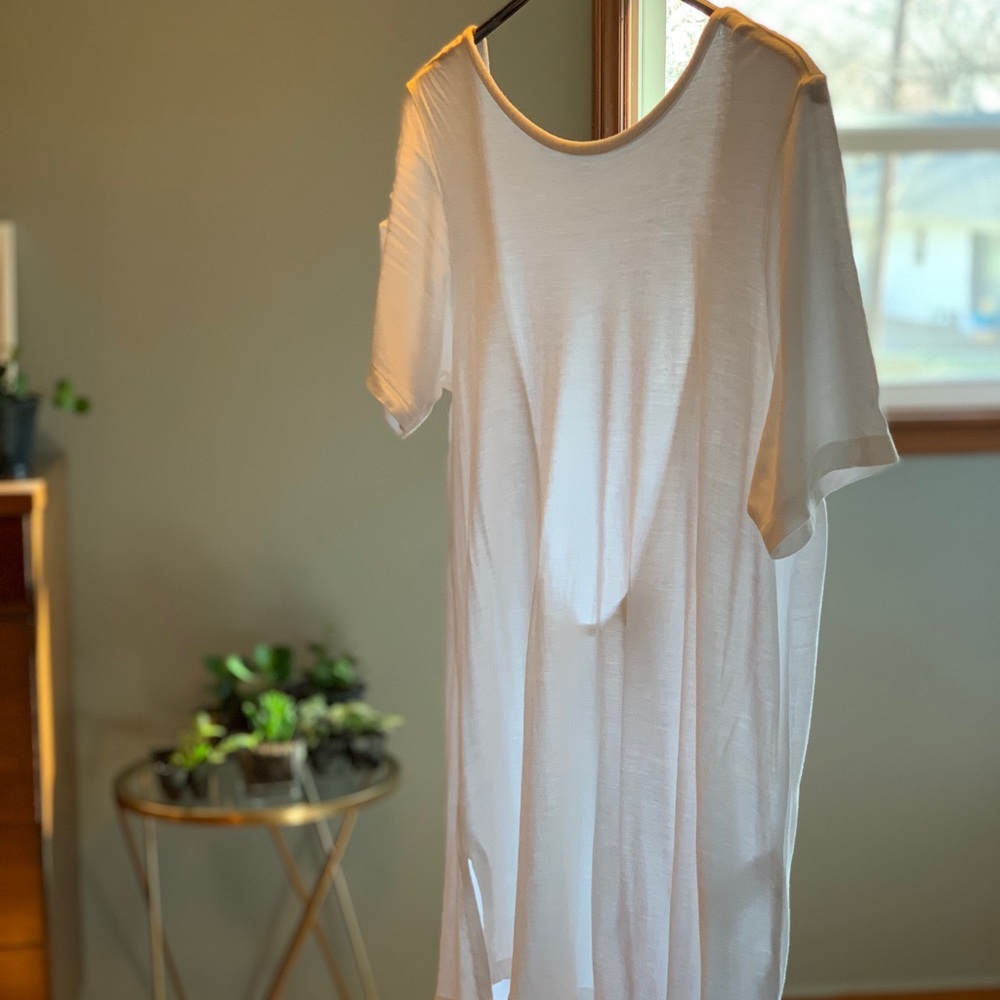 Deep V-Back Side Slit Flowy Tee | White | Sz6 ASOS